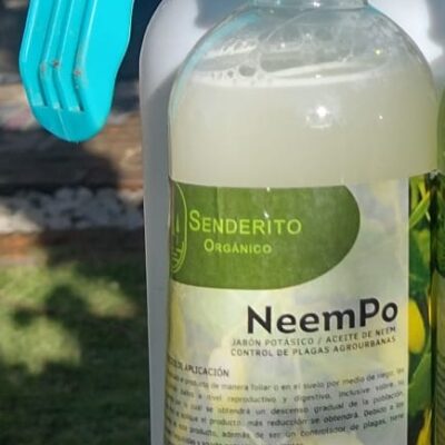 Este es nuestro insecticida natural de Senderito Orgánico, una mezcla eficiente de jabón potásico y aceite de neem, presentado en un envase ecológico y amigable con el medio ambiente. Ideal para jardinería orgánica y control seguro de plagas.